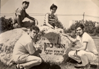 Pamätník Eliho Cohena v Haife (Izrael), s bratrancom a sesternicou

