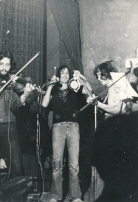 Koncert kapely DG 307, zleva: Jiří Kabeš, Mejla Hlavsa a Ivo Pospíšil, Postupice, polovina 70. let