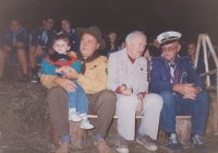 František Vondráček, po jeho levici Josef Rokoský