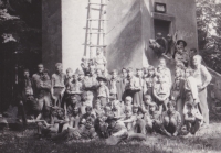 Humpolecký skautský oddíl se svým vedoucím Františkem Vondráčkem (vpravo)