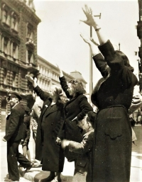 Petr Feyfar (dítě na snímku) v květnu 1945 v Praze při vítání Rudé armády