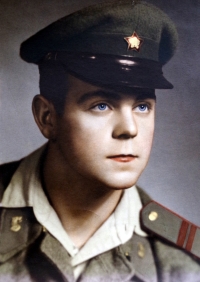 V uniformě příslušníka Pohraniční stráže