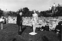 Instalace Olbrama Zoubka na výstavě Barevná socha, Galerie H, Kostelec nad Černými lesy, polovina 80. let 