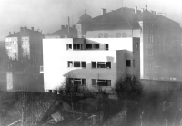 Dům navržený Lubomírem Šlapetou, v jehož 2. patře rodina v Olomouci bydlela