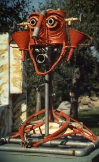 Instalace Jiřího Nepraše na výstavě Barevná socha, Galerie H, Kostelec nad Černými lesy, polovina 80. let