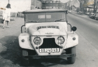 Auto Iva Pospíšila (tzv. Bojový Tudor) na cestě do Rudolfova u Českých Budějovic, rok 1974