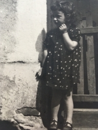 Marie Hlídková jako dítě ve Stříbrné Skalici během období druhé světové války