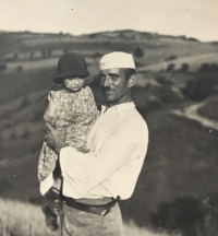 Marie Hlídková jako dítě se svým otcem Jaromírem Nešporem ve Stříbrné Skalici