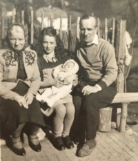 Marie Hlídková se svým manželem Zbyňkem Hlídkem, jejich dítětem a svou matkou Marií Svobodovou na lavičce před domem ve Stříbrné Skalici