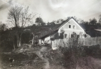 Historická fotografie domu Marie Hlídkové na kraji kopce Čapík v ulici Ke Štolám v 60. letech