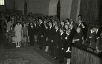 Promoce Pavla Picka v Karolinu, rodiče sedí ve 2. řadě zprava na 3. a 4. místě, 1960