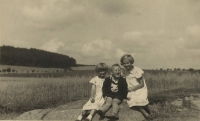 Pavel Pick se dvěma kamarádkami na venkově, Jablonná, cca 1939