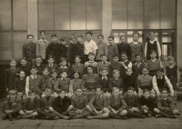 Pavel vzadu uprostřed v bílé košili, fotografie 1. třídy Jednotné školy, Praha, 1949