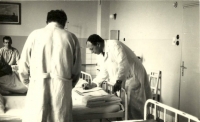 MUDr. Pavel Pick u lůžka ve Fakultní nemocnici na 2. interně, Praha, cca 1963