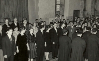 Pavel Pick šestý zleva, promoce lékařské fakulty v Karolinu, Praha, 1960
