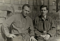 Pavel Pick vlevo se spolužákem, vojenský výcvik na fakultě medicíny, Praha, 1958