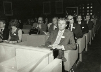 Pavel Pick na kraji druhé řady při lékařském semináři, Praha, cca 1976