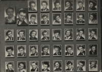 Pavel Pick vlevo dole na maturitním tablu, 1954