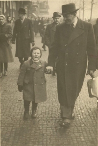 S tatínkem, zřejmě Na Příkopech, Praha, 1940