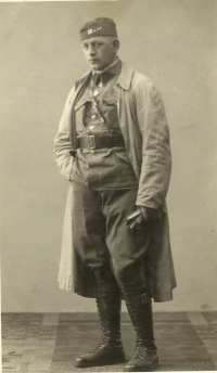 Pavlův tatínek Emil Pick během vojenské služby ve vojenském, asi 1925 