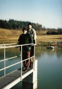 Pavel Pick (vpředu) s kamarádem u rybníka v jižních Čechách, 2004