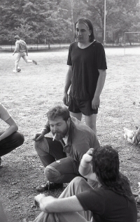 Milan Hlavsa na fotbalovém turnaji nezávislých občanských iniciativ, Praha, Dětský ostrov, léto 1989