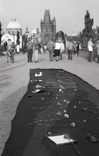 Manifestace věnovaná obětem masakru na náměstí Tianmen (akce SVS), Praha, Karlův Most, léto 1989