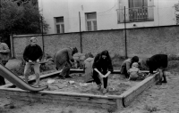 Akce Každý na svém písečku, vlevo Václav Havel, další účastníci: Hana Marvanová, Jiří Gruntorád, Petr Placák a Stanislav Penc, Praha, podzim 1989