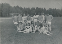 Fotbalový tým kapely The Plastic People of the Universe, Ivo Pospíšil vpravo dole, polovina 70. let