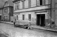 Dům, ve kterém sídlila Galerie H, Kostelec nad Černými lesy, začátek 80. let