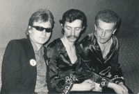 Ivo Pospíšil s Karlem Habalem během koncertu kapely Classic Rock'n'Roll Band v Lucerně, konec 70. let 