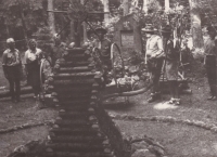 Na tomto místě se scházeli i členové skauta v době, kdy byla jejich organizace zakázána. Červen 1970
V místech prvního junáckého tábora, který se zde konal v roce 1912. O čtyři roky později, v roce 1916, zde tábořil i básník Jiří Wolker, jemuž je tu věnován pomník. 