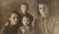 Rodina Hienadze Barzilaua před začátkem války. Vlevo jeho matka Magdalena Pavlovna. Vpravo otec Alexej Petrovič. Nahoře je starší bratr Vladimír. Níže Hienadz Barzilau.