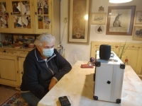 Alena při nahrávání rozhovoru na dálku pro projekt Příběhy našich sousedů