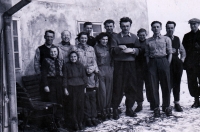 Ak. malíř Zdeněk Sýkora Sejda na Moldavě s mísou zelí, rok 1951