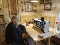 Alena při nahrávání rozhovoru na dálku pro projekt Příběhy našich sousedů