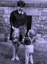 Věra Pázlerová se synem při promoci, rok 1971