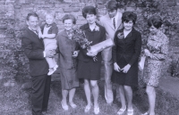 Rodinná fotografie při promoci, rok 1971