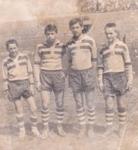 Antonín Panenka (zcela vlevo) se svými spoluhráči z mužstva starších žáků, někteří byli i o dvě hlavy vyšší