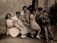 Děti tety Irmy Lüftschitzové - zleva Áda, Věra, Emka, Anka, Helga, Honza a Miloš, 
v Drastech na statku, cca 1929