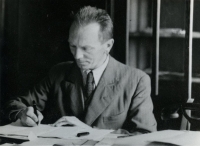 Tatínek JUDr. František Vylít ve své kanceláři, Mladá Boleslav, cca 1928