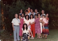 Petr, druhý zprava nahoře se syny a dcerou Karinou sedící dole s rodinou Taussikových, rodičů svojí první ženy, Buenos Aires, 1986