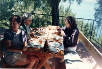 V restauraci u stolu sedí maminka Petra, paní Vera Polackova, vedle ní Maria, druhá Petrova žena, naproti nim Petrova dcera Karina, Pucon Chile, 1996