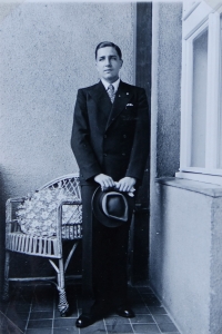 Bratr Václav na terase v Podolí, 1934