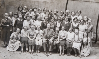 První městské dívčí gymnázium Elišky Krásnohorské v Lazarské ulici, Anděla v horní řadě šestá zleva, 1934