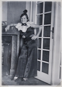 Maškarní, Anděla doma v salonu, 1935