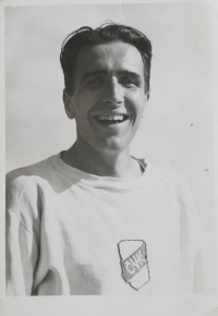 Bratr Václav Roubík po vítězném závodě za ČVK na Mělníku, 1940
