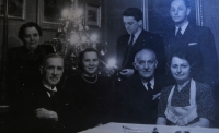Večer tříkrálový - zleva maminka a tatínek Roubíkovi, Anděla, dědeček Hošťálek se třetí ženou, za nimi zleva bratr Antonín a manžel Karel Kostlivý, 6. ledna 1943