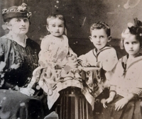 Grandmother Hermina Kreisz with children (from left): Olga (Marianna's mother), Mikulas, Magda