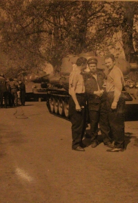 Miroslav Pavel uprostřed, přehlídka 9. května, Praha, u trojského ostrova